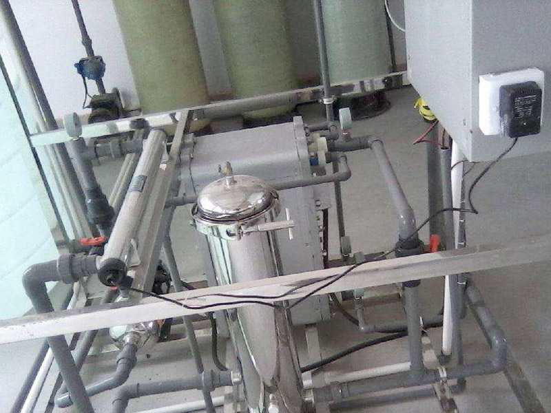 EDI系統(tǒng)是在壓力作用下，水透過(guò)反滲透膜成為純水